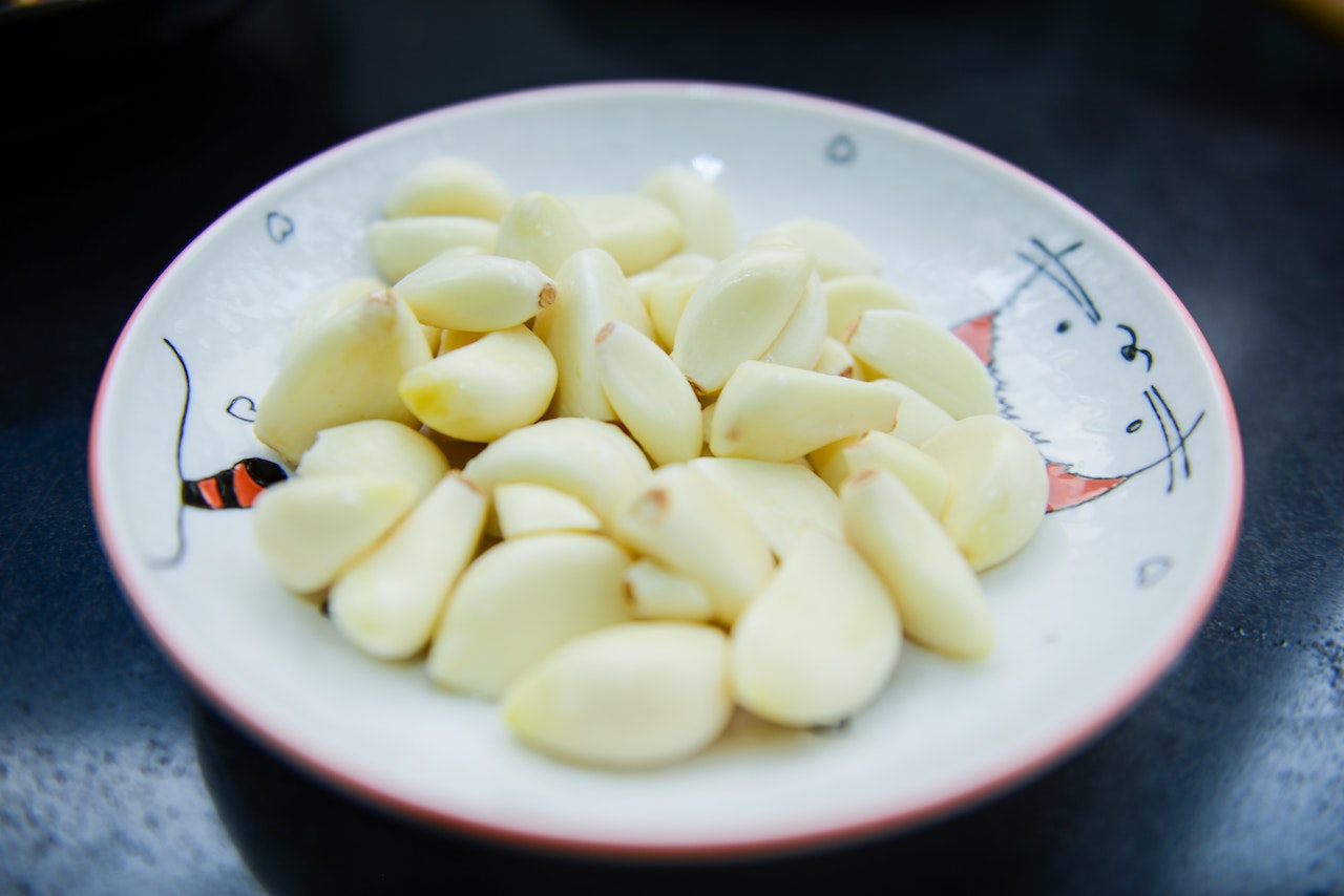 benefits of eating raw garlic